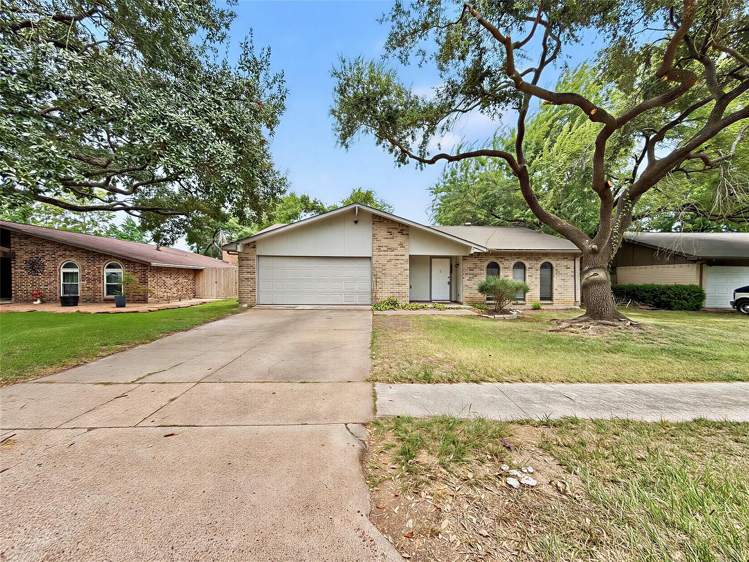 4 bed, 2.5 bath, 2221 sqft, $2,000 — Photo 1