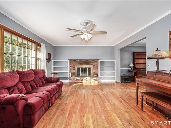 4th image of 9 Kendall Terrace East
