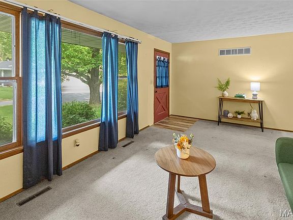 5th image of 24 Cardinal Ln