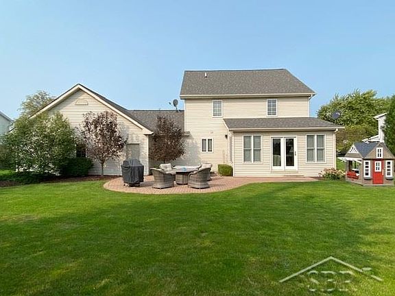 3rd image of 832 Pilgrim Dr E