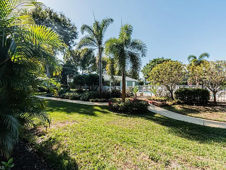 2132 Tama Cir #102 — Photo 31