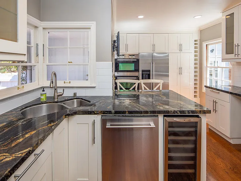 3109 Laurel St — Photo 8