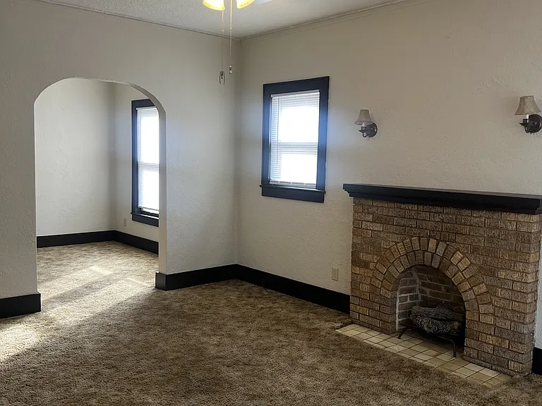 201 S Cravens St #4 — Photo 3