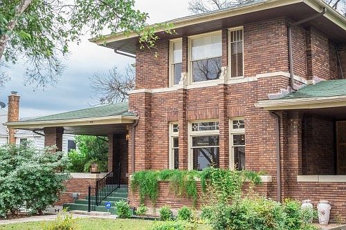 2nd image of 916 W Mistletoe Ave
