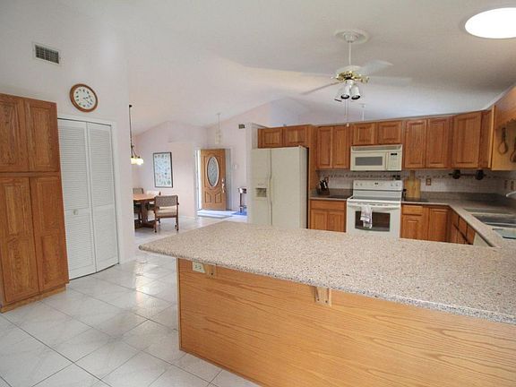 5th image of 474 Champagne Cir