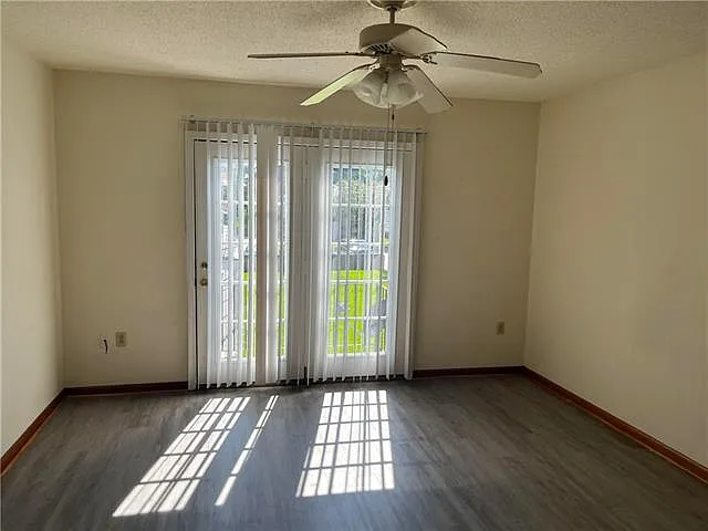 2 bed, 1.5 bath, 960 sqft, $1,400 — Photo 3