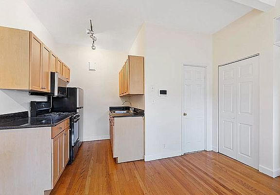 4th image of 192 Sackett St APT 2R