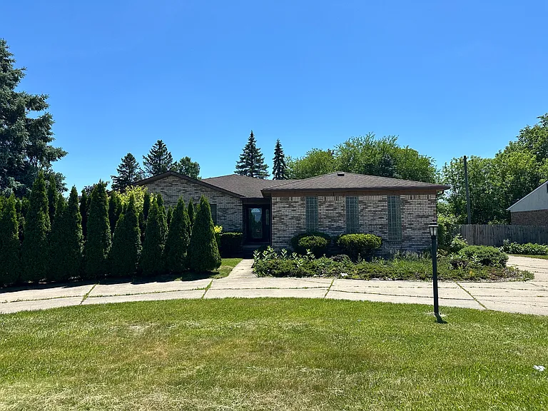 194 E Long Lake Rd — Photo 1