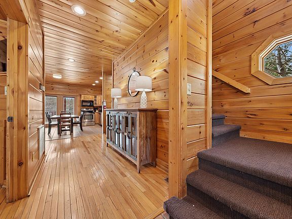 3rd image of 727 Mountain Stream Way