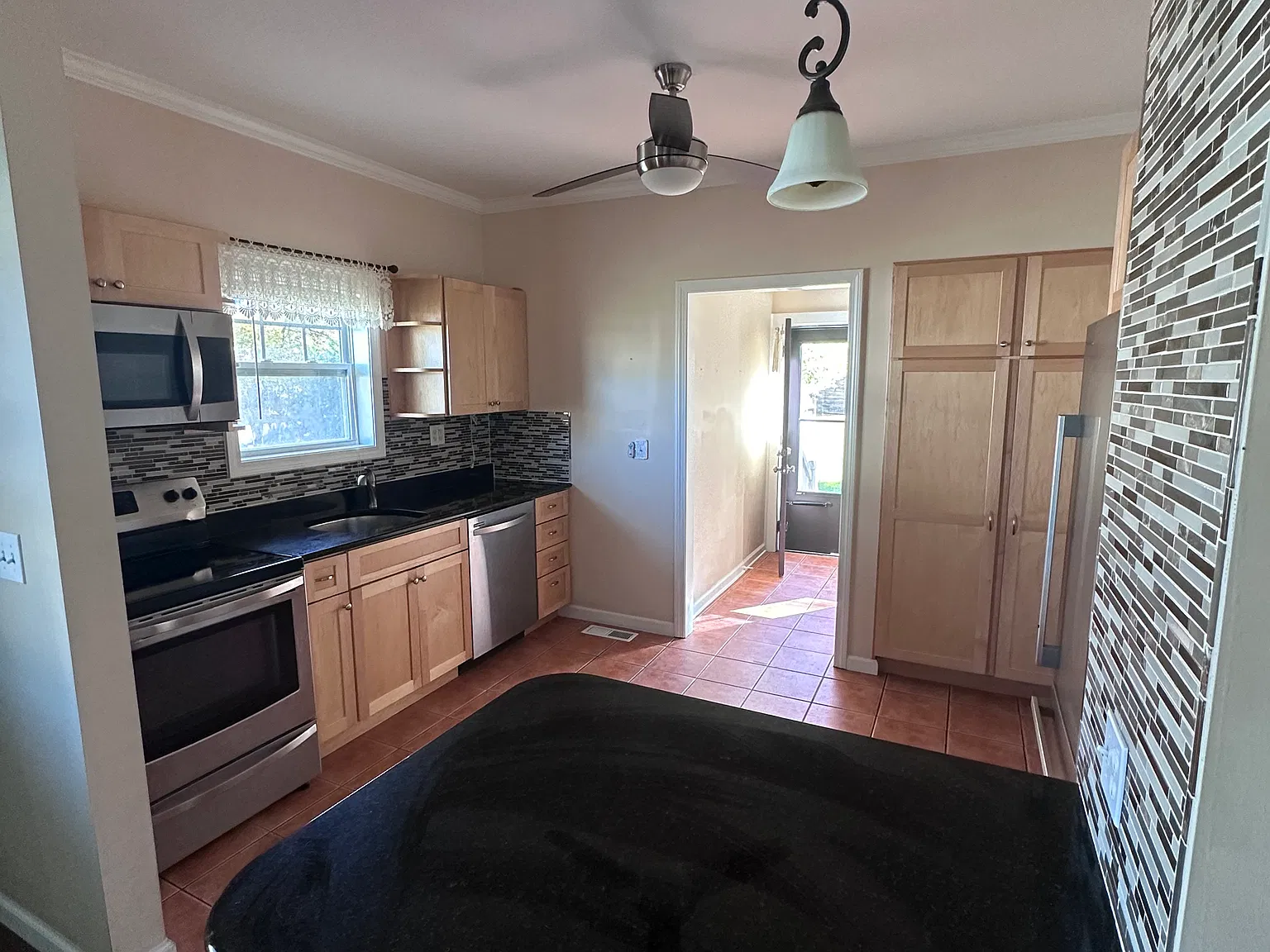 1 bed, 1000 sqft, $1,900 — Photo 3