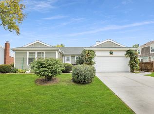 261 N Walnut Ln, Schaumburg, IL 60194