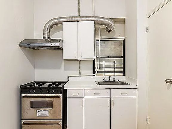 2nd image of 208 Grand St APT 2