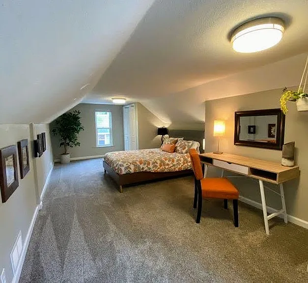 Large 2nd floor bedroom with workspace