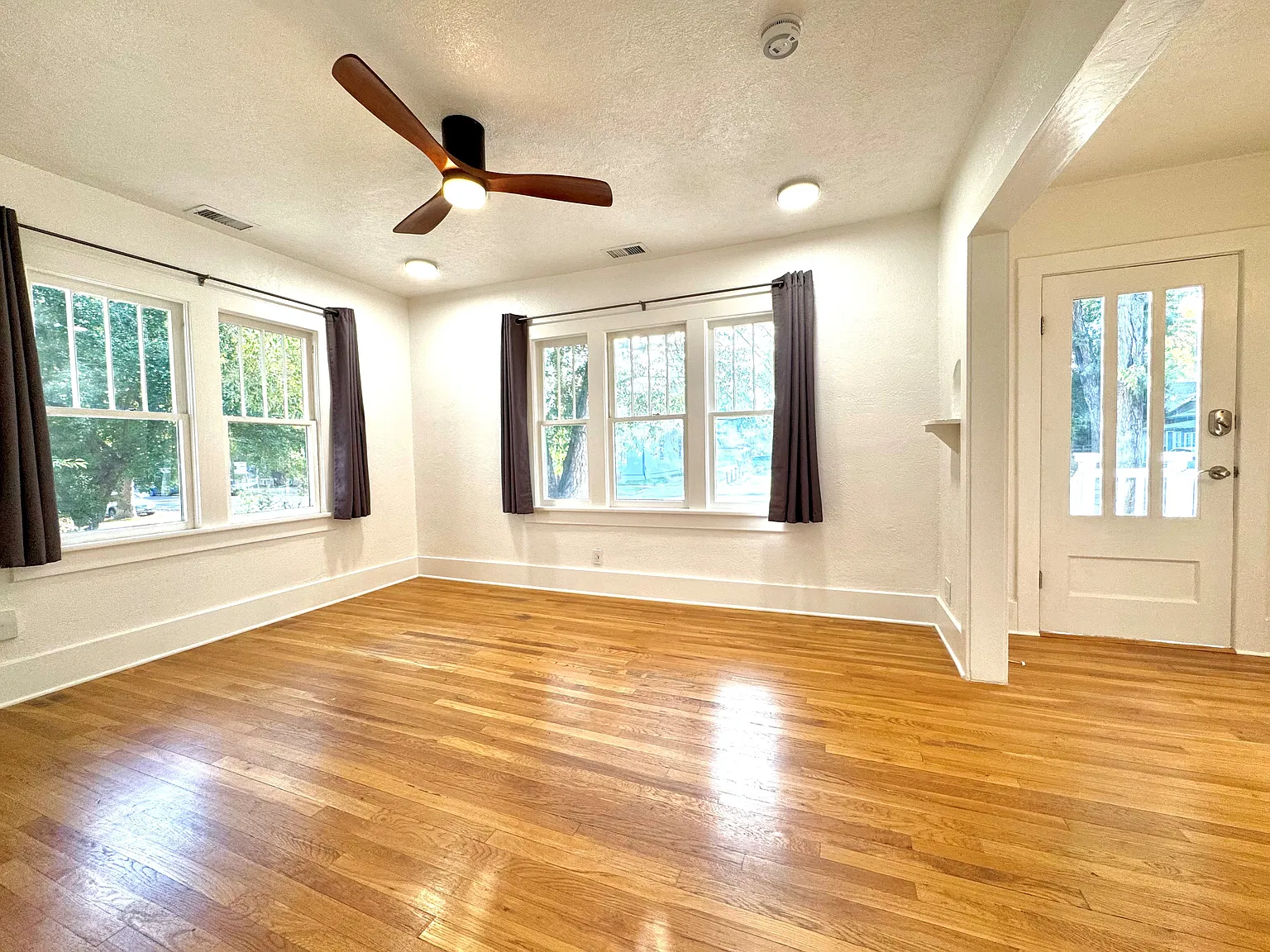 3 bed, 985 sqft, $2,250 — Photo 2