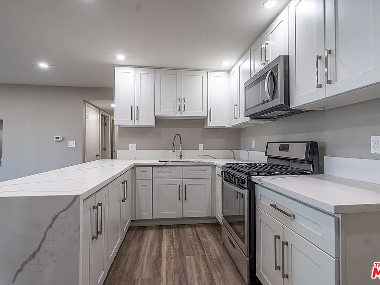 20454 Strathern St — Photo 30