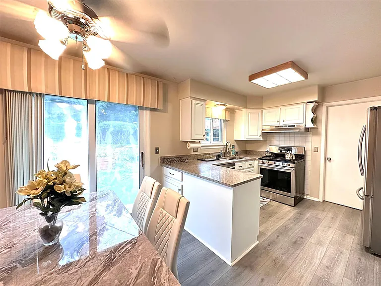 6942 Leslee Crest Dr — Photo 17