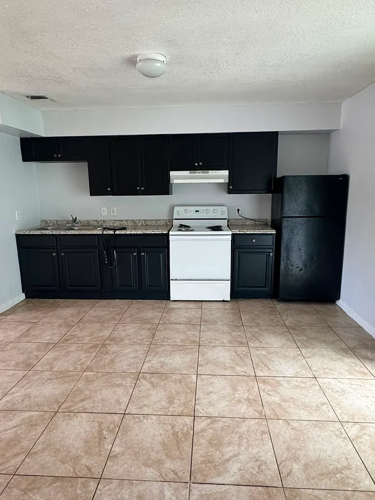 3 bed, 952 sqft, $1,950 — Photo 1