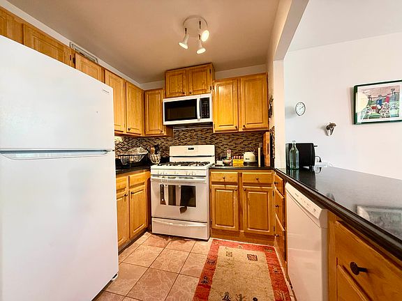 4th image of 184 W 9th St #3