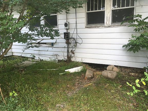 2nd image of 2719 S Poplar St