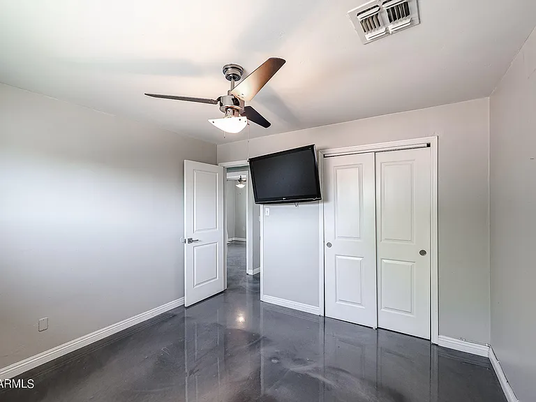 1034 E Elm St — Photo 18