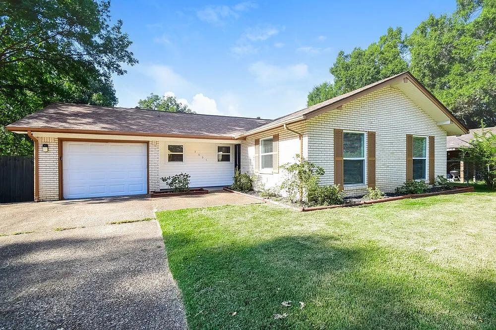 4 bed, 2.0 bath, 1330 sqft, $1,680 — Photo 1