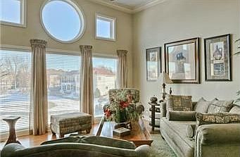 3rd image of 624 NE Lake Pointe Dr
