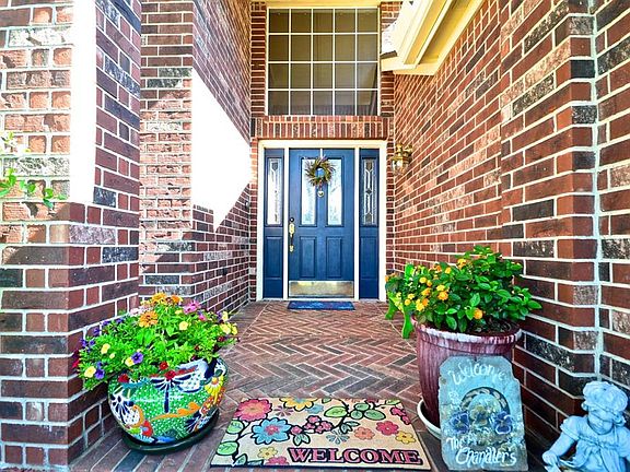 OPEN THE DOOR TO A DELIGHTFUL DREAM HOME WHERE COMFORT AND ELEGANCE BLEND TOGETHER!