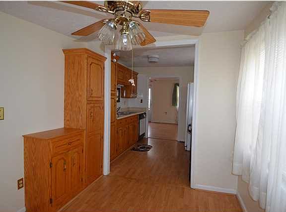5th image of 949 Hilltop Ct