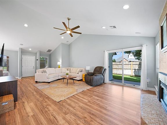 3rd image of 2401 Knollwood St