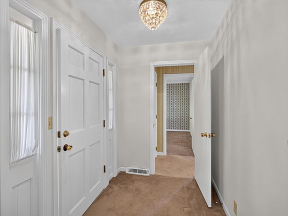 5th image of 127 Sherry Cir