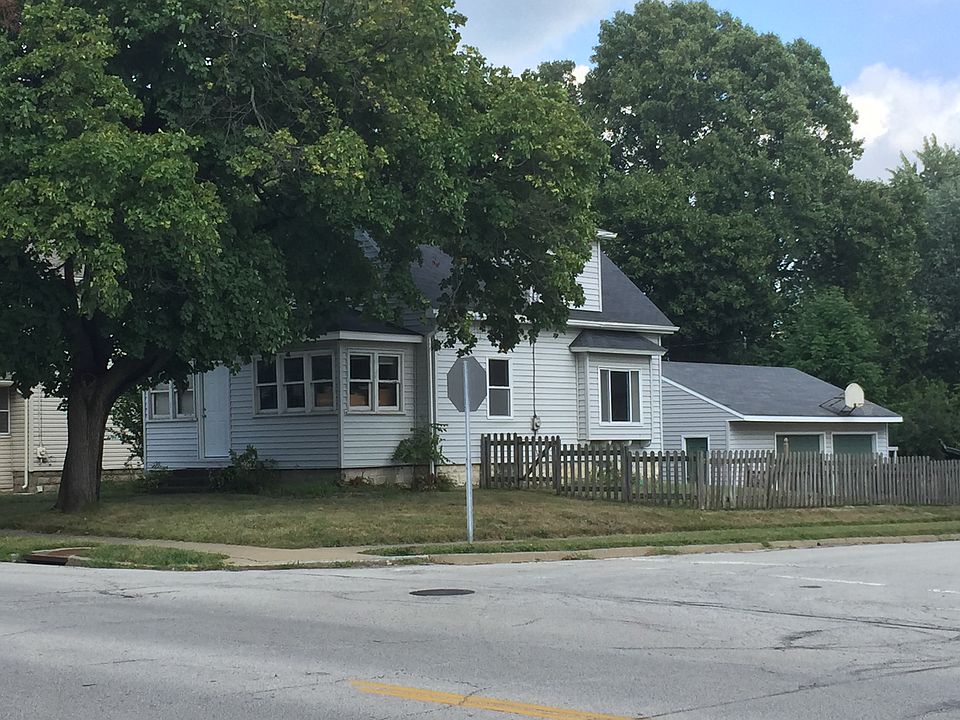 Corner lot!