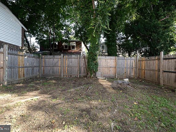 5th image of 109 Chestnut St