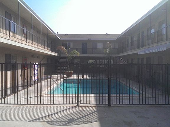 5th image of 4061 W 138th St APT 06
