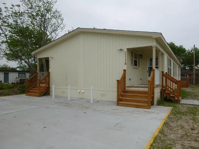 3 bed, 1000 sqft, $1,200 — Photo 2