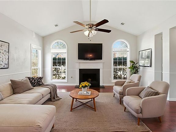 5th image of 3765 Holiday Ln
