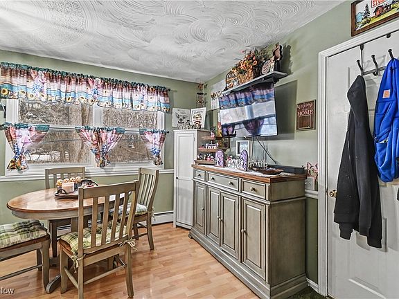4th image of 942-944 Mayflower Ave