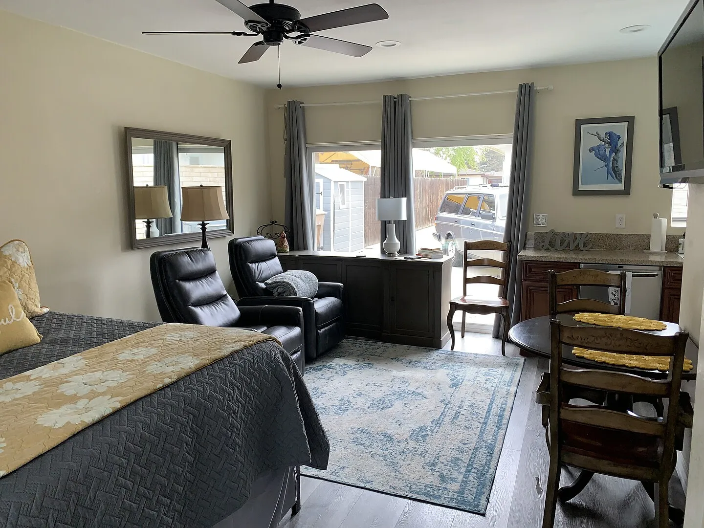 Home with pool and guest house — Photo 2