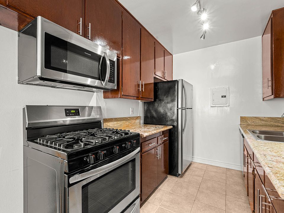 1st image of 956 N Wilcox Ave #7