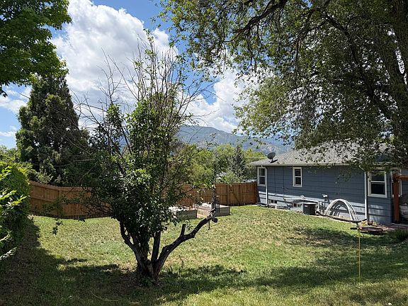 3rd image of 440 Kinnikinnik Dr