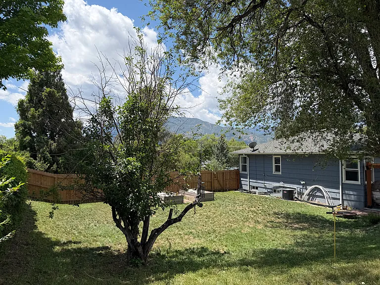 440 Kinnikinnik Dr — Photo 3