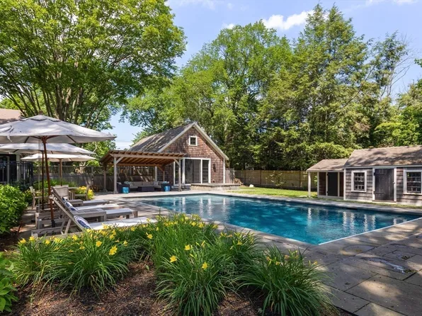 29 Pleasant St, Hingham, MA 02043