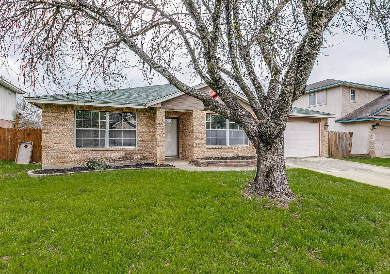 3-Bedroom Single-Story In Crestlake — Photo 2