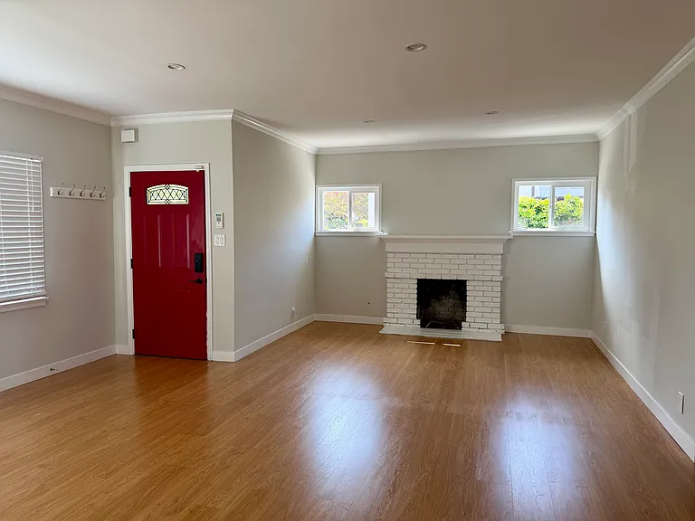 131 N Vega St — Photo 3