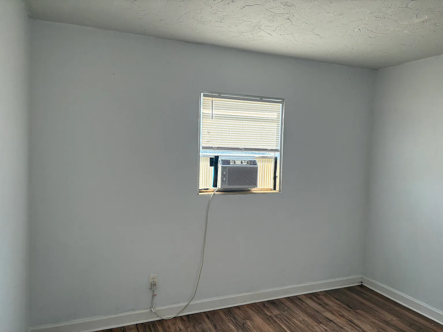 3 bed, 1.5 bath, 816 sqft, $750 — Photo 2