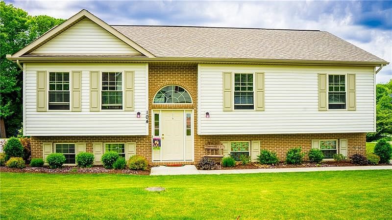 1st image of 104 Brooksedge Dr