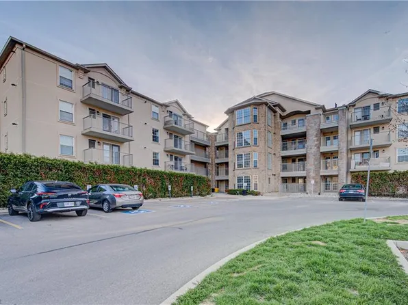 1490 Bishops Gate #106, Oakville, ON L6M 4N3