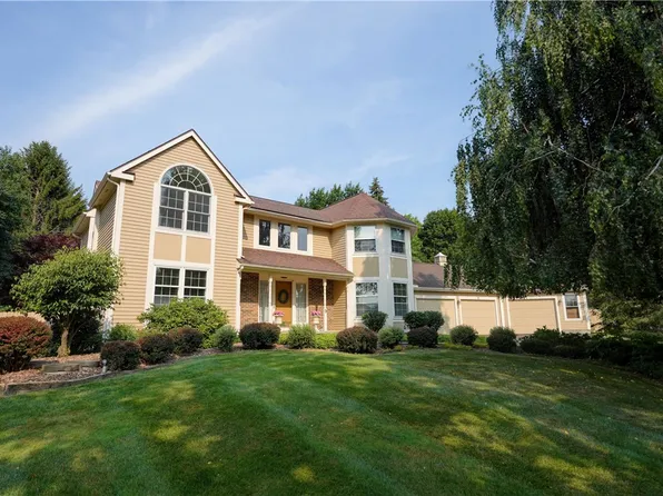 9 Foxboro Ln, Fairport, NY 14450