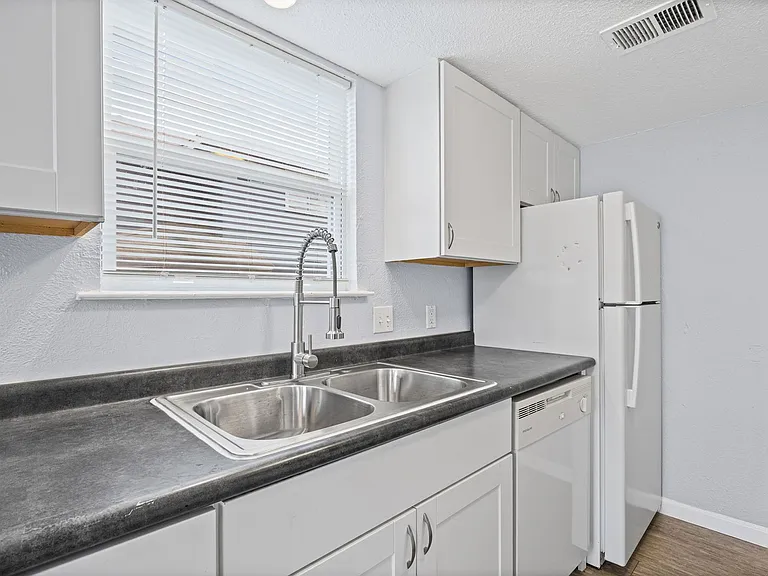 2615 Ektom Dr — Photo 8