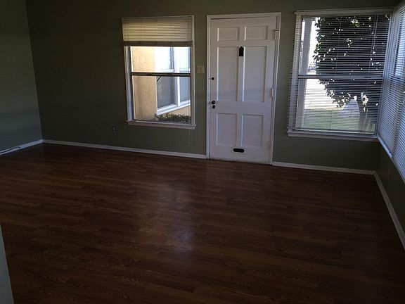 Entrance/ Living room