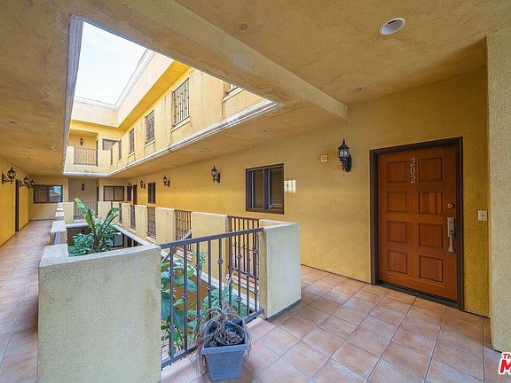 3rd image of 850 N Hudson Ave APT 202
